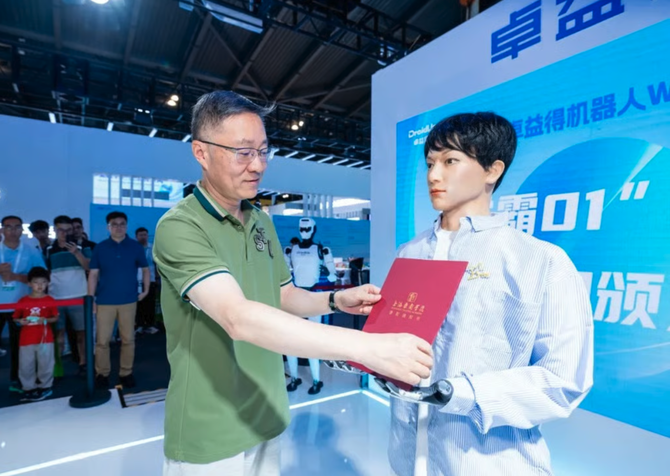 В Китае робот Xueba 01 поступил в аспирантуру Шанхайского университета - 2